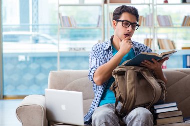 Bilgisayarlı beyaz öğrenci üniversite sınavlarına hazırlanıyor.