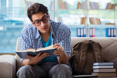 Kafkas öğrenci üniversite sınavlarına hazırlanıyor