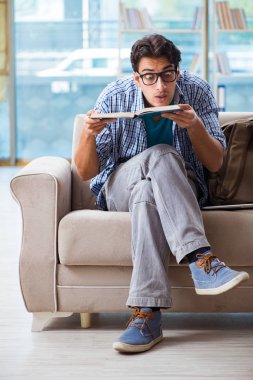 Kafkas öğrenci üniversite sınavlarına hazırlanıyor