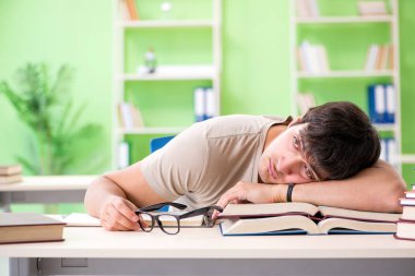 Üniversite sınavlarına hazırlanan öğrenci