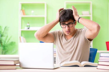 Üniversite sınavlarına hazırlanan öğrenci