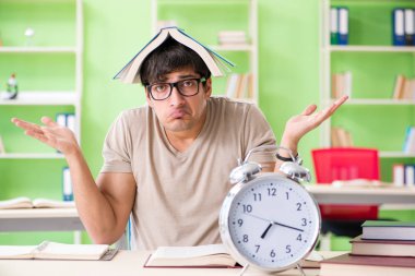 Üniversite sınavlarına hazırlanan öğrenci