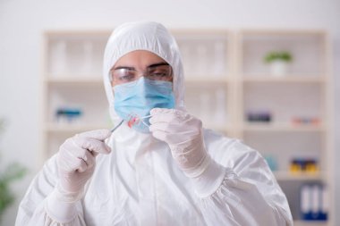 Kanıt için laboratuvarda çalışan uzman bir kriminolog.