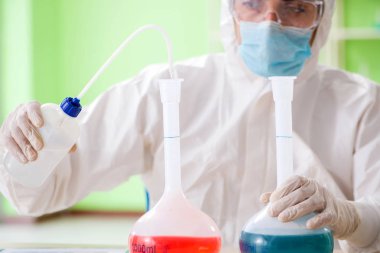 Laboratuvarda yeni bir deney üzerinde çalışan kimyager.