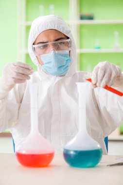 Laboratuvarda yeni bir deney üzerinde çalışan kimyager.