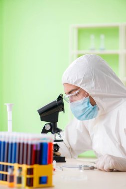 Laboratuvarda yeni bir deney üzerinde çalışan kimyager.