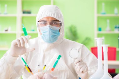 Laboratuvar asistanı GDO tavuğunu test ediyor