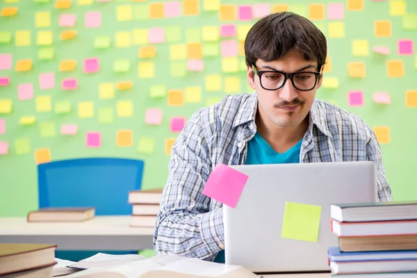 Studente con molte priorità contrastanti — Foto Stock