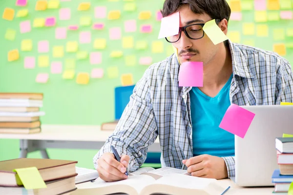 Studente con molte priorità contrastanti — Foto Stock