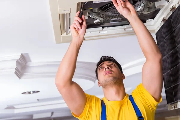 Reparatie van airconditioning aan het plafond — Stockfoto