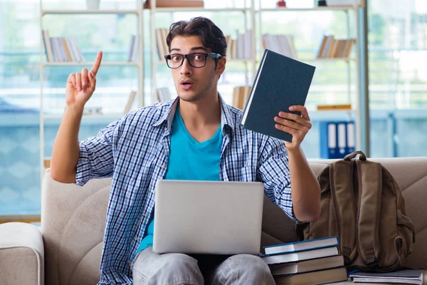 Bilgisayarlı beyaz öğrenci üniversite sınavlarına hazırlanıyor. — Stok fotoğraf