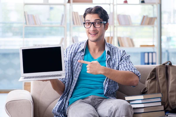 Estudiante caucásico con portátil preparándose para los exámenes universitarios —  Fotos de Stock