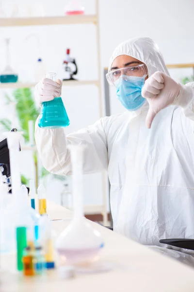 Jovem estudante de química que trabalha em laboratório em produtos químicos — Fotografia de Stock