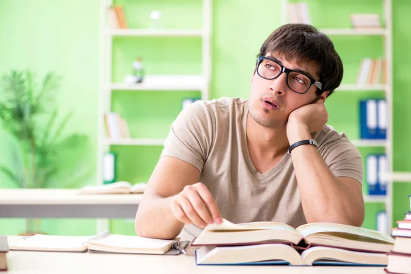 Student bereitet sich auf Uni-Prüfungen vor — Stockfoto