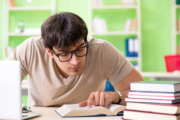 Étudiant se préparant aux examens universitaires — Photo