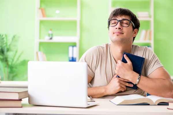 Étudiant se préparant aux examens universitaires — Photo