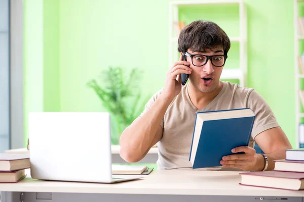 Studente che si prepara per gli esami universitari — Foto Stock