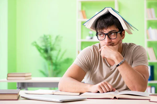 Studerande förbereder sig för universitetsprov — Stockfoto