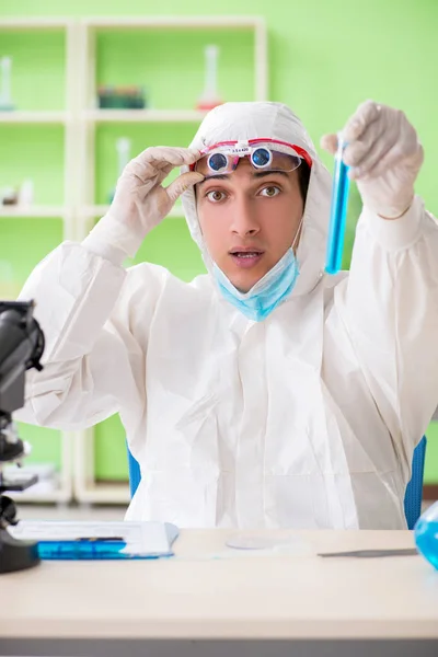 Chemiker arbeitet im Labor an neuem Experiment — Stockfoto