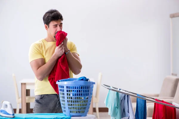 Jóképű férfi férj csinál ruha vasalás otthon — Stock Fotó