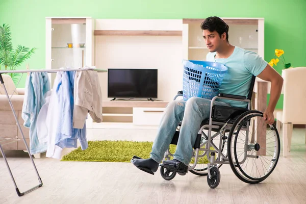 Handicapés en fauteuil roulant faisant la lessive — Photo