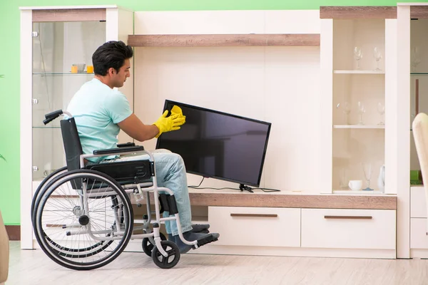 Hombre discapacitado en casa de limpieza silla de ruedas —  Fotos de Stock