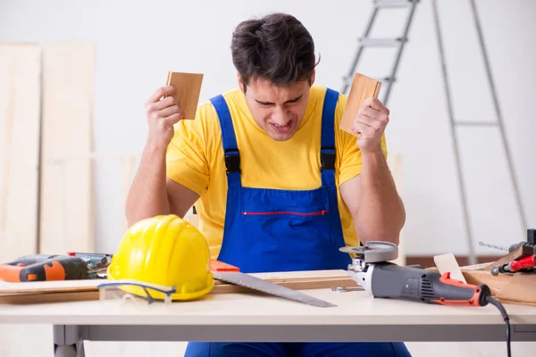 Reparador de piso decepcionado con su trabajo — Foto de Stock