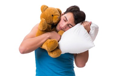 Beyaz arka plan üzerinde izole yastık ile genç adam