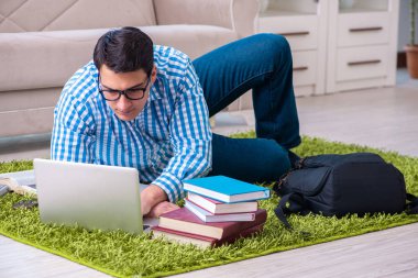 MBA yapan öğrenci çevrimiçi eğitim yapıyor