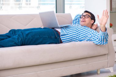 MBA yapan öğrenci çevrimiçi eğitim yapıyor