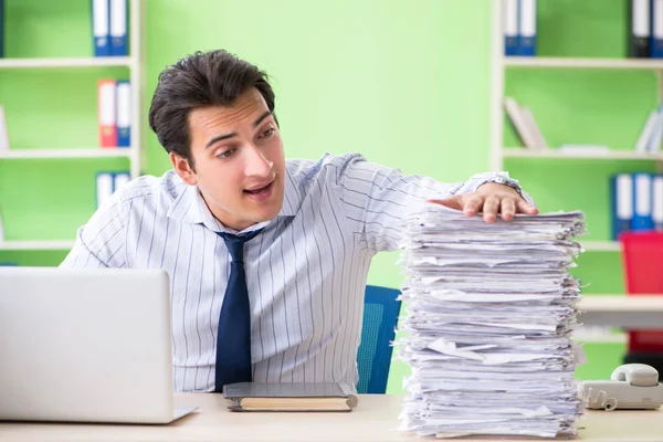 Uomo d'affari che ha problemi con i documenti e il carico di lavoro — Foto Stock