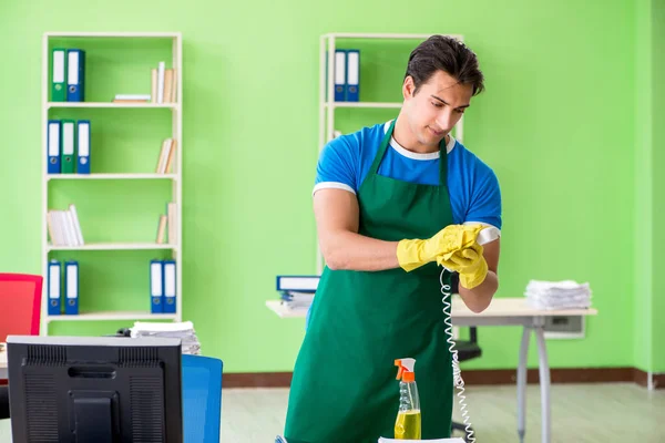 Άνδρας όμορφος επαγγελματίας καθαριστής εργάζεται στο γραφείο — Φωτογραφία Αρχείου