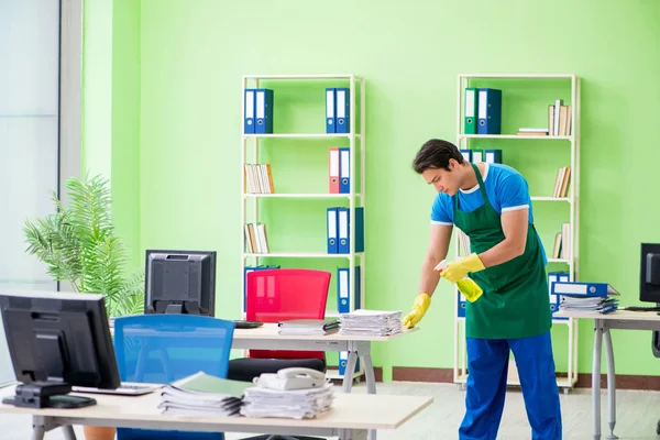 Male handsome professional cleaner working in the office — Stock Photo, Image