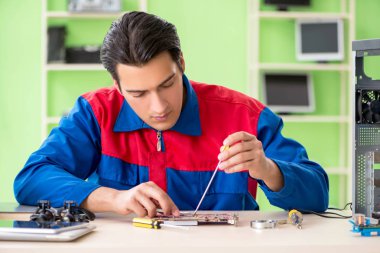 Bilgisayar mühendisi bozuk masaüstünü onarıyor