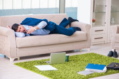 Yorgun ve yorgun iş adamı yorucu bir günün ardından dinleniyor.