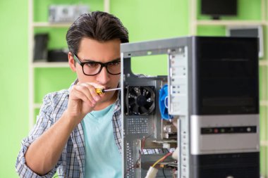 Bilgisayar mühendisi bozuk masaüstünü onarıyor