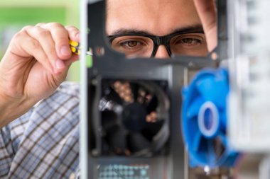 Bilgisayar mühendisi bozuk masaüstünü onarıyor