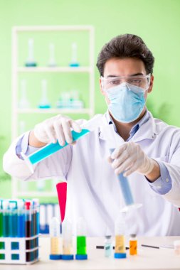 Laboratuvarda çalışan bir kimyager.