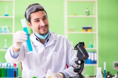 Laboratuvarda çalışan bir kimyager.