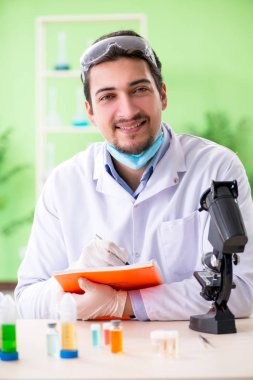 Laboratuvarda çalışan bir kimyager.
