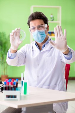 Laboratuvarda çalışan bir kimyager.