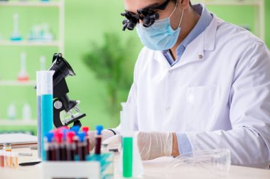 Laboratuvarda çalışan bir kimyager.