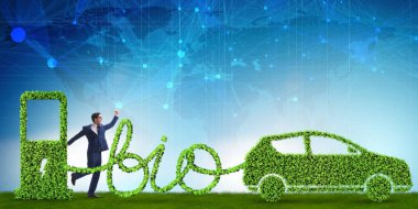 Biyoyakıtla çalışan arabalı bir iş adamı.