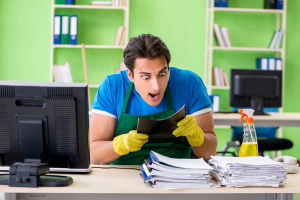 Male spy under cleaner cover stealing confidential documents — Stock Photo, Image