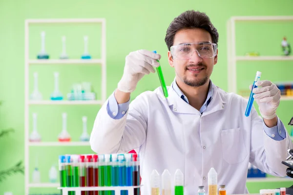 Hombre químico trabajando en el laboratorio —  Fotos de Stock