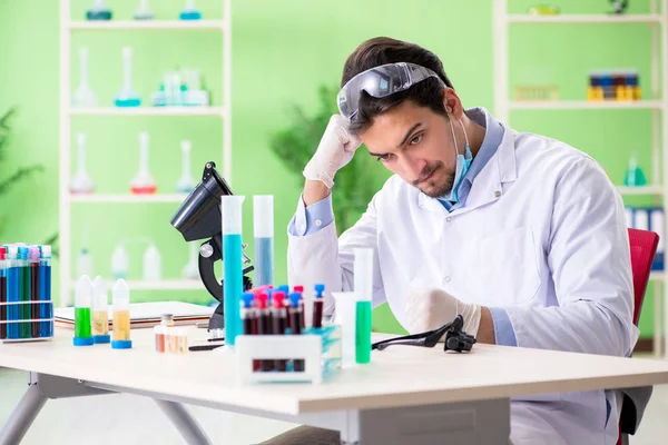 Hombre químico trabajando en el laboratorio —  Fotos de Stock