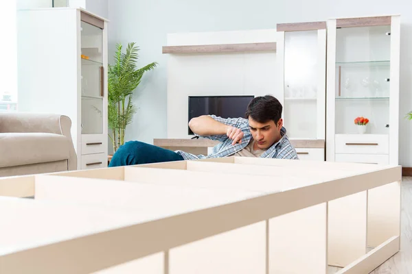 Homem montando móveis em casa — Fotografia de Stock