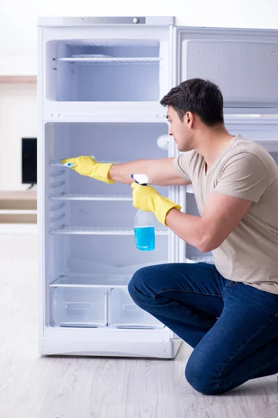 Homme nettoyage réfrigérateur dans le concept d'hygiène — Photo