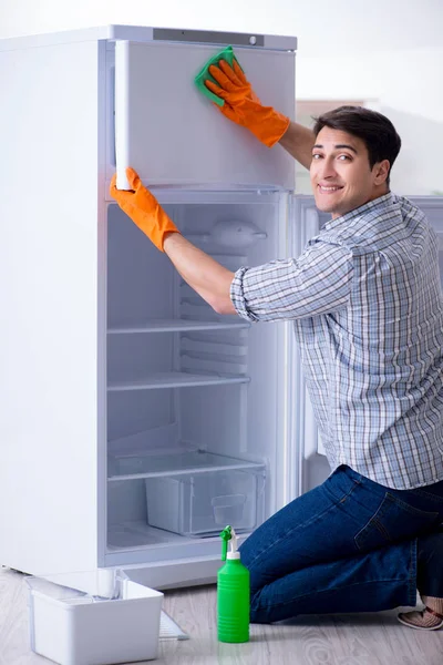 Man schoonmaken koelkast in hygiëne concept — Stockfoto