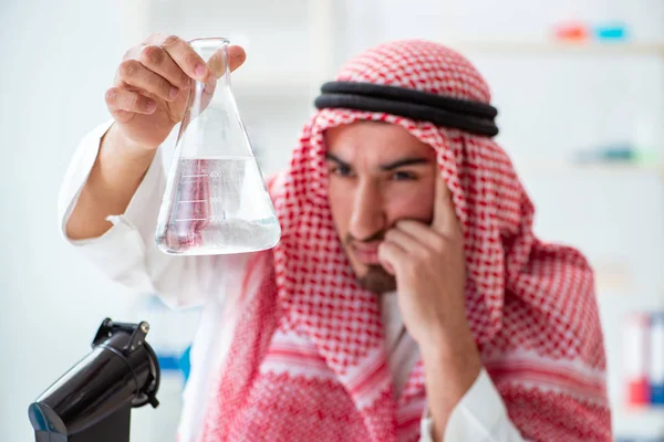Арабский химик проверяет качество питьевой воды — стоковое фото